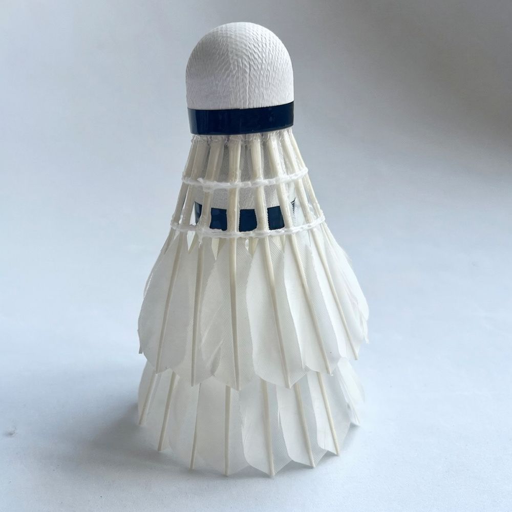 Feather Shuttlecock - プロ仕様のグースフェザー製バドミントンシャトル。安定した飛行性能で、練習や試合に最適。