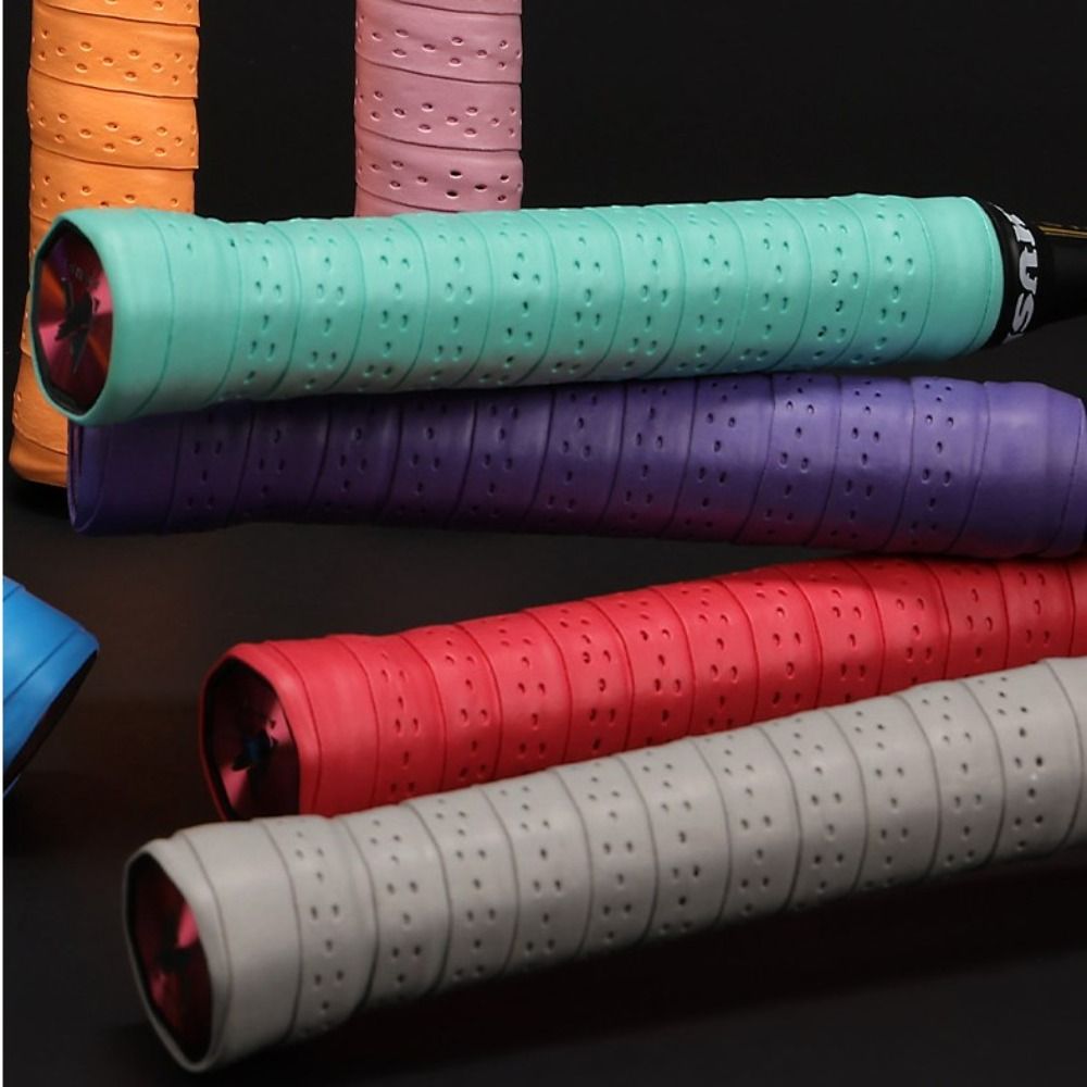 Badminton Grip - 厚手のバドミントンラケット用タオルテープ。マイクロファイバー素材で滑り止め効果があり、吸汗性に優れ、耐久性も高い。バドミントンラケットのグリップに取り付けて使用。